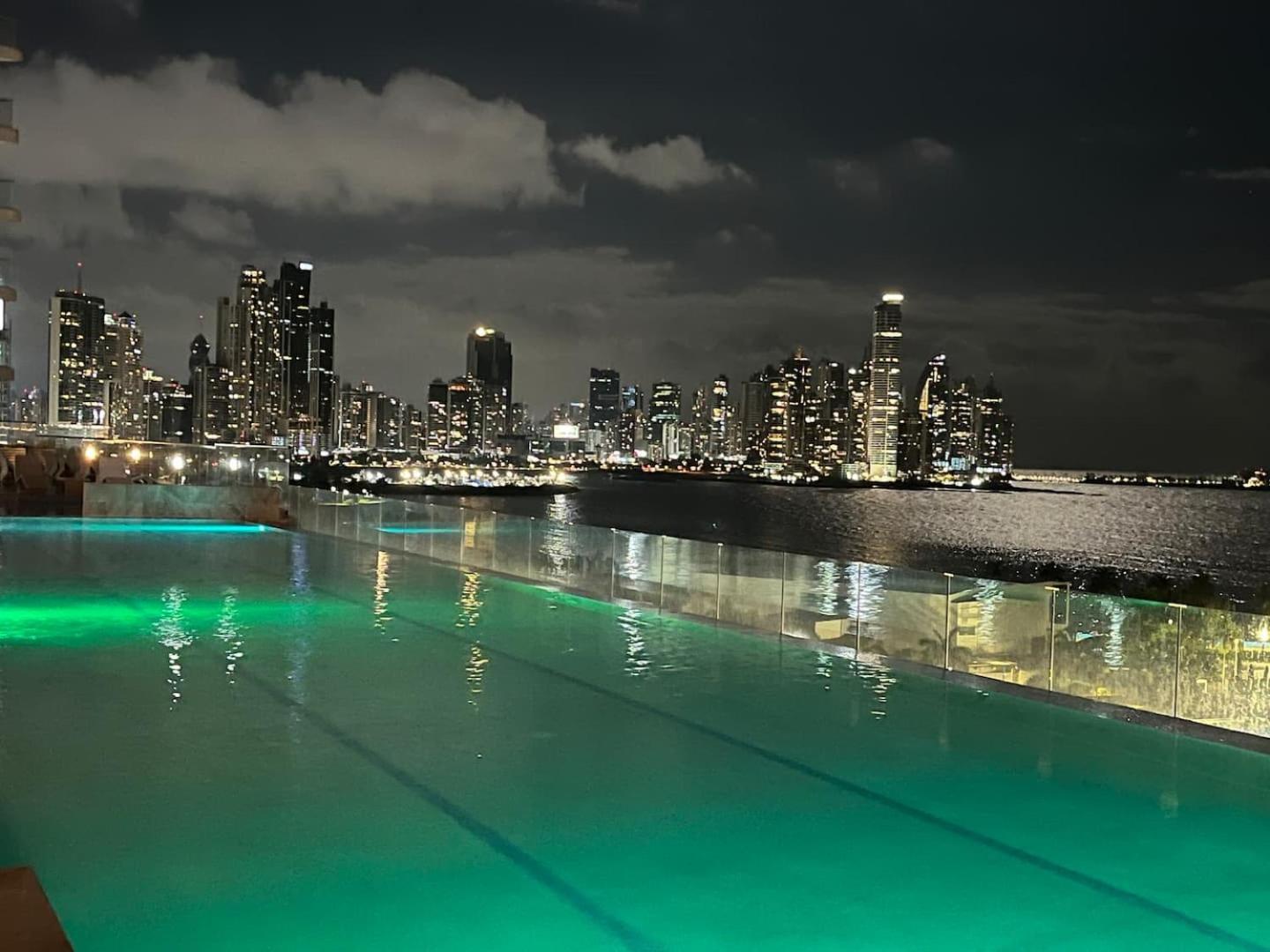 Skyline Seaview Infinity Pool Rooftop *